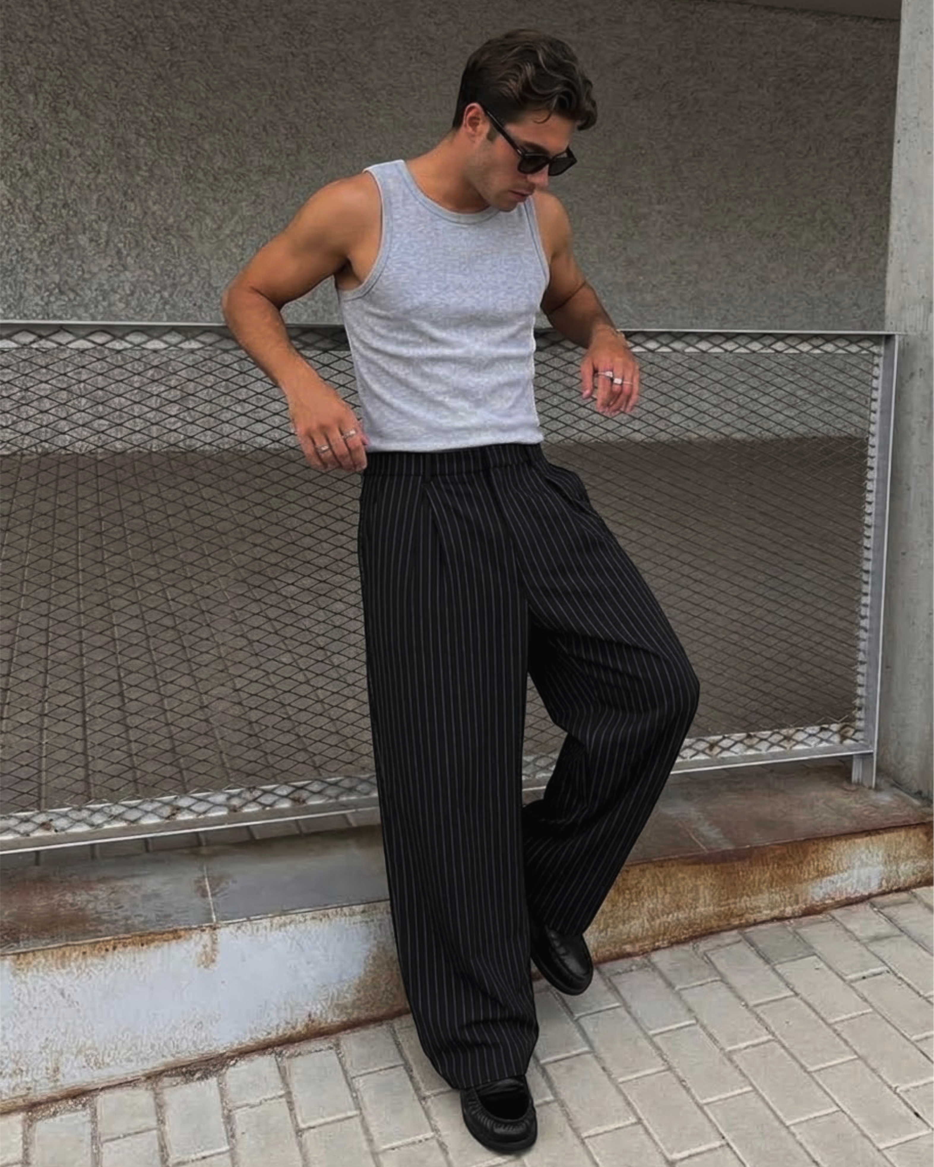 Pantalón negro de rayas